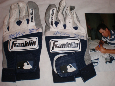 KELLY JOHNSON GAME USED BATTING GLOVES BRAVES